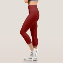 modelo vestindo leggings vermelhas profundas e jus