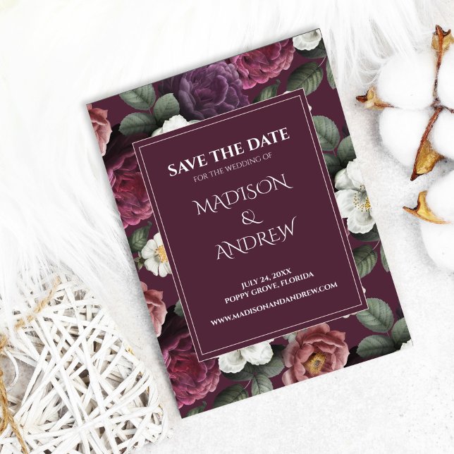 Modern Dark Burgundy Peonies Salve o Cartão de Dat (Modern Dark Burgundy Peonies Save the Date Card on cozy background with cotton flowers)