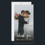 Modern Hand - Letra Cartões de agradecimentos Foto<br><div class="desc">A Mão Moderna Inscreve O Cartões de agradecimentos Fotográfico De Casamento. Obrigado de casamento do Na moda moderno, modelo de cartão postal com uma foto vertical do cheio na frente, com o texto "Obrigado" em uma letra de script de tipografia escrita à mão, em branco, na foto. Personalize seu nome...</div>