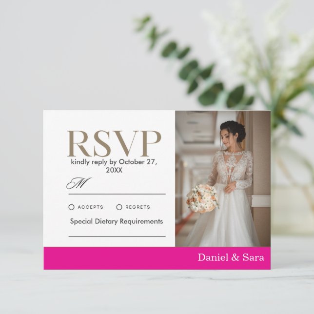 Modern Minimalist Wedding RSVP Card with Photo (Em pé/Frente)