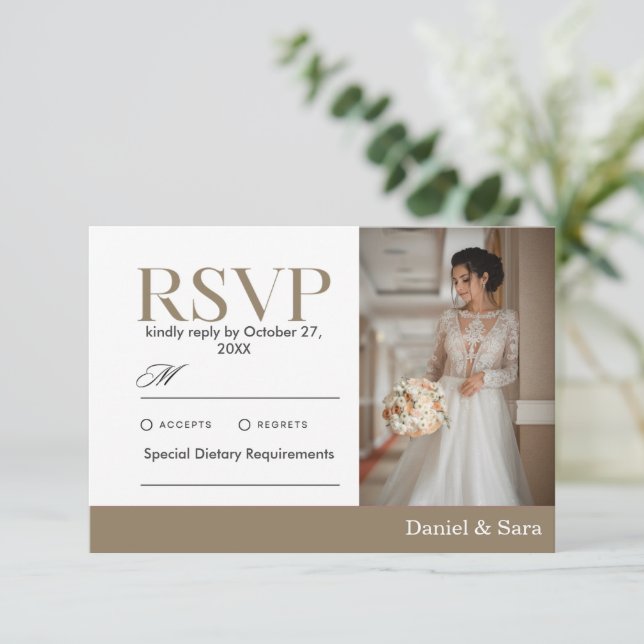 Modern Minimalist Wedding RSVP Card with Photo (Em pé/Frente)