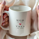Modern Mom | Yaya Ano de Est. Caneca de Café<br><div class="desc">Design minimalista simplesmente perfeito apresentando ano de est. como uma Mamãe e ano de est. como uma Yaya com um coração vermelho. Um presente incrível que certamente será apreciado por muitos anos.</div>