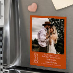 Modern Wedding Save the Date Photo Orange Magnet<br><div class="desc">Este cartão magnético é uma forma excelente de deixar seus amigos e família saberem salvar a data do seu próximo casamento. Possui uma design simples, moderna, artística, minimalista com uma foto quadrada em um fundo laranja de abóbora de ferrugem com texto branco. A data é apresentada no dia, mês e...</div>