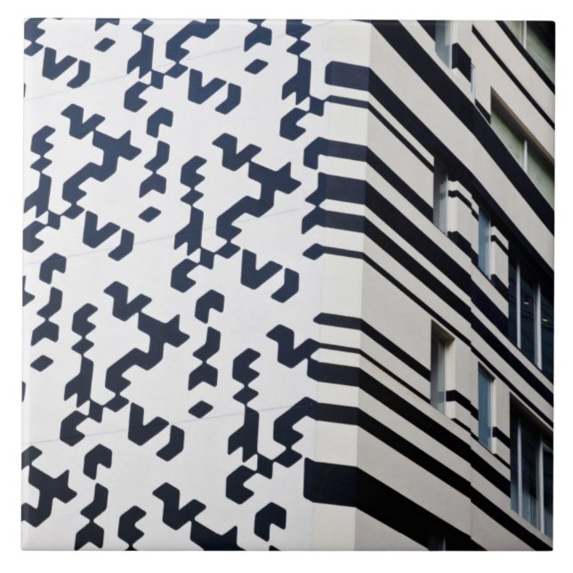 Moderno edifício preto e branco em Hong Kong (Frente)