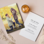 Moderno Salve A Data Foto Do Anúncio De Casamento<br><div class="desc">Anuncie seu noivado com um simples cartão de salvamento de script. Personalize o texto na frente e atrás com todos os detalhes do seu casamento. Adicione a sua foto de noivado para o anúncio perfeito de salvamento.</div>