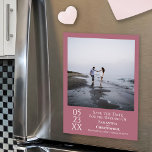 Moderno Salve a data Foto Dusty Rosa Magnet<br><div class="desc">Este cartão magnético é uma forma excelente de deixar seus amigos e família saberem salvar a data do seu próximo casamento. Possui um design simples, moderno, artístico, minimalista com uma foto quadrada em um rosa empoeirado ou fundo cor-de-rosa mauve com texto branco. A data é apresentada no dia, mês e...</div>