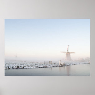 Moinho de vento na neve no poster do inverno