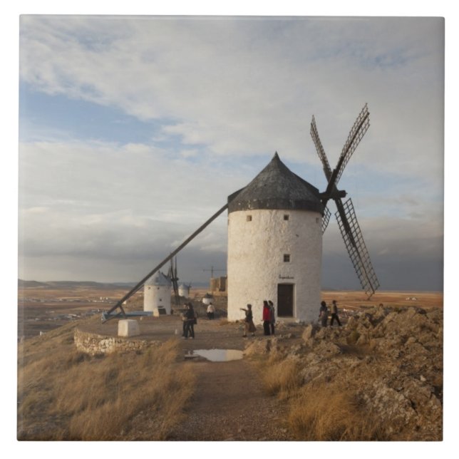 Moinhos de vento antigos de La Mancha, com visitan (Frente)