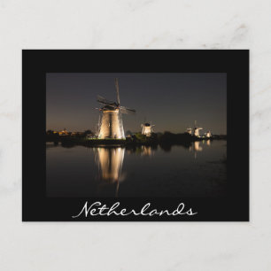 Moinhos de vento iluminados à noite em cartão post