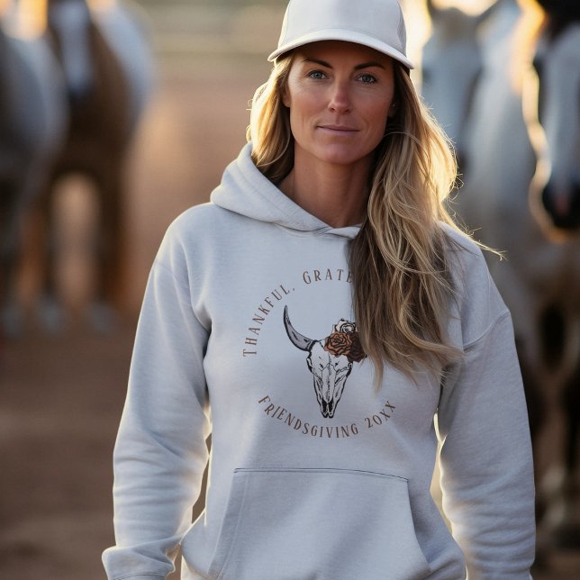 Moletom Agradeço a amizade ocidental abençoada (Thankful, Grateful, Blessed Women's Friendsgiving Thanksgiving Hoodie. Hand-Drawn Cow Skull & Roses.)