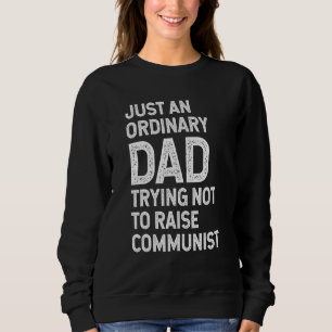 Moletom Apenas Um Pai Comum Tentando Não Criar Comunista