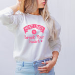 Moletom Bachelorette do Grupo Funny Provavelmente Quebra C<br><div class="desc">Esta camisa engraçada de suor é perfeita para algumas boas risadas. Apresenta um design humorístico e iluminado, com a mensagem perfeita "Muito provável de partir o coração". Um design hilário que faz você se sentir bem e rir alto com senso de humor. Uma obrigação para a festa de solteira e/ou...</div>