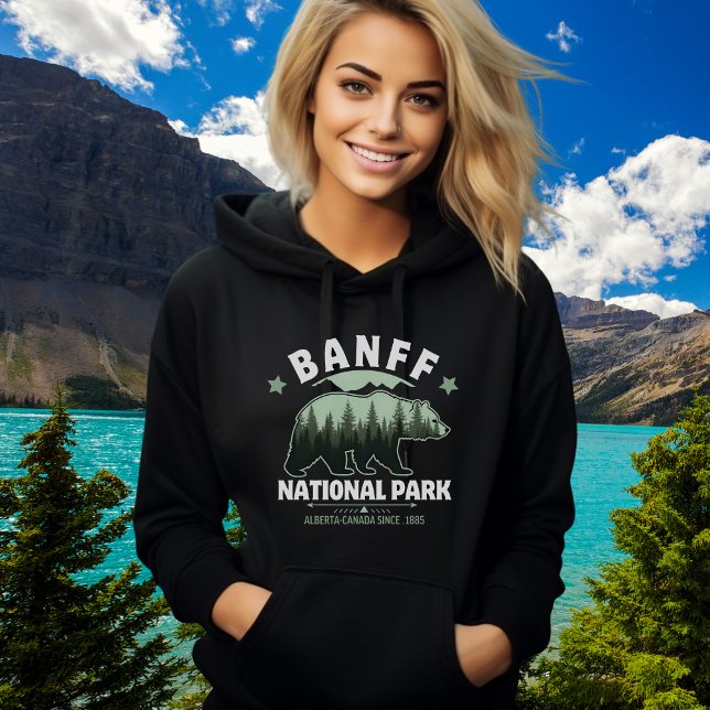 Moletom Banff Canada Souvenir – Wild Bear in Pine Forest  (Criador carregado)
