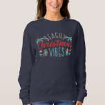 Moletom Beachy Christmas Vibes Tropical Summer Beach<br><div class="desc">Beachy Christmas Vibes Tropical Summer Holiday Sweatshirts apresenta uma design de Natal divertida com o texto "Beachy Christmas Vibes" na tipografia moderna,  destacada por conchas,  palmeiras e presentes. Perfeito para um verão ou um Natal tropical e feriados. Criado por feriados Evco www.zazzle.com/store/evcoholidays</div>