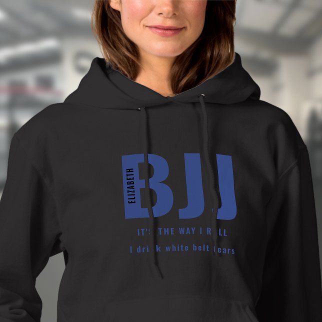 Moletom BJJ A Maneira Que Eu Vou Adicionar Seu Nome Menina (Black woman's BJJ hoodie worn by a female model in the gym.)