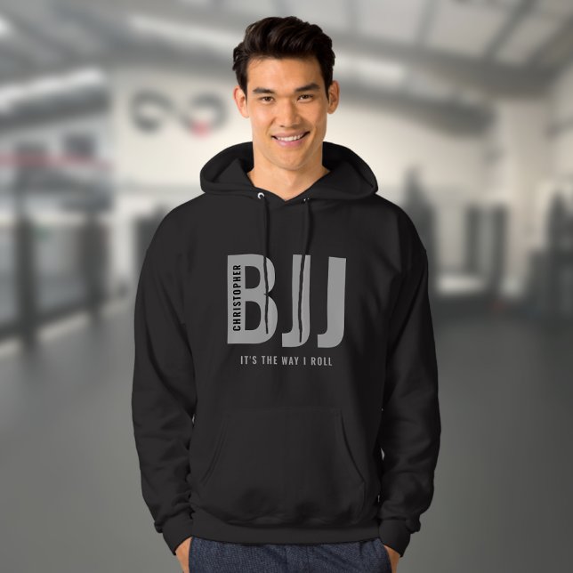 Moletom BJJ brasileiro Jiu Jitsu Editar Nome e Texto Casua (Personalized black BJJ hoodie worn by a male model in a gym)