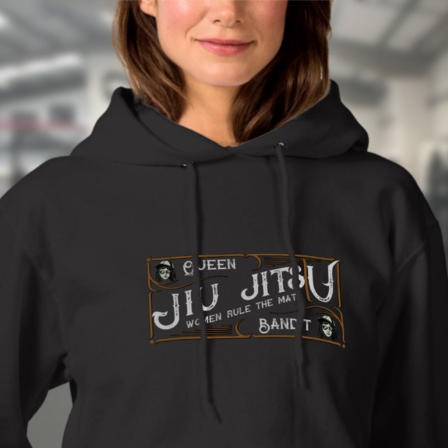 Moletom BJJ Queen Bandit Mulher: Jiu Jitsu (Woman's black BJJ hoodie worn by a female model in the gym)