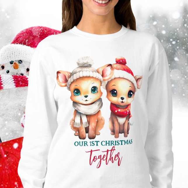 Moletom Cachorro-bebê Primeiro Natal junto com T-Shirt (Our first Christmas together with cute deer in hat, cute Christmas sweatshirt)