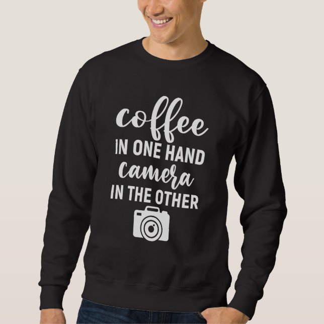 Moletom Café Em Uma Mão Câmera Na Outra  Fotografia (Frente)
