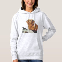 Cão sentado em frente a uma revista