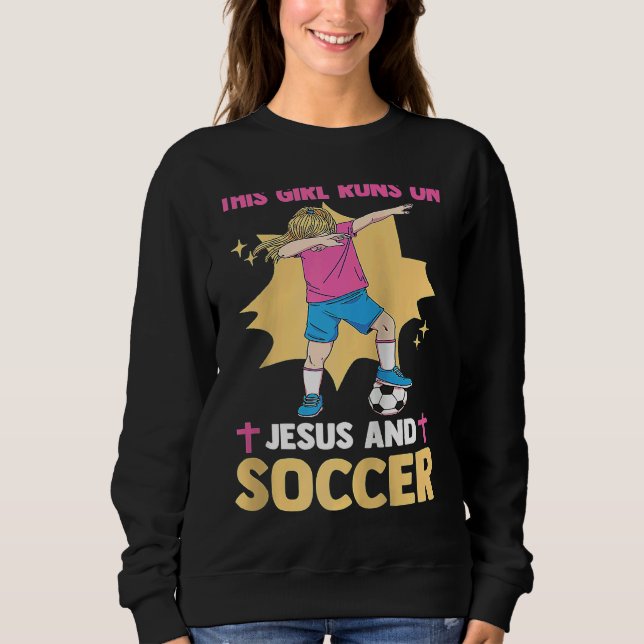 Moletom Christian Soccer Player This Girl Runs On Jesus An (Frente)