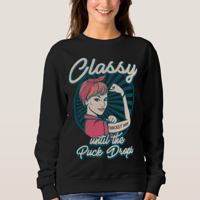 Moletom Classy Until The Puck Drops tattooed Hockey Mom (Frente)