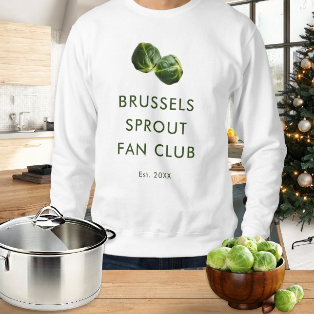 Moletom Clube de Fãs de Couve-flor de Bruxelas Roupa de Na (A funny Christmas sweatshirt with 'Brussels Sprout Fan Club' caption and picture of green sprouts)