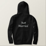 Moletom Com Capuz Bordado Recem casados Hoodie de homens<br><div class="desc">Para o Groom mostrado é um capuz preto para relaxar. Texto bordado branco na frente e atrás/Recem casados. Personalize este item ou comprar como está.</div>