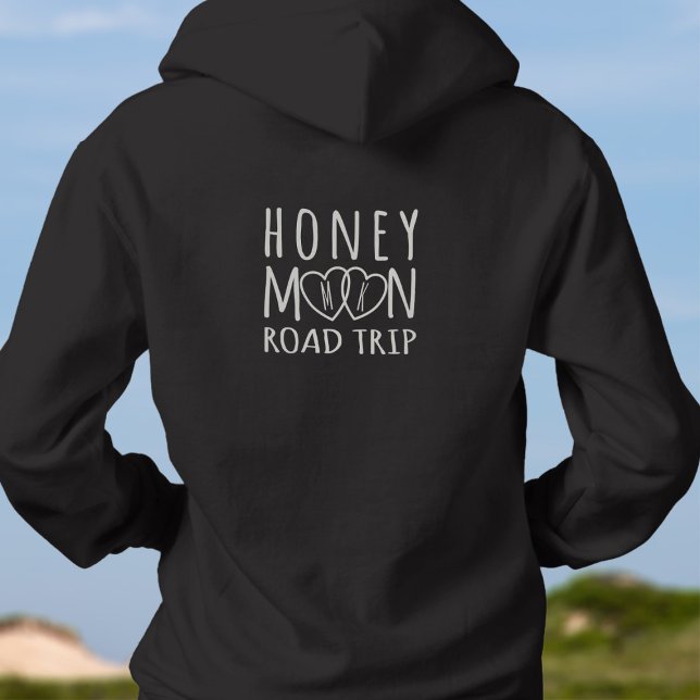 Moletom Corações Monogramas Hoodie da estrada de Honeymoon (Hoodie up on your Honeymoon Road Trip and tell the world you're newlyweds. Add your initials)