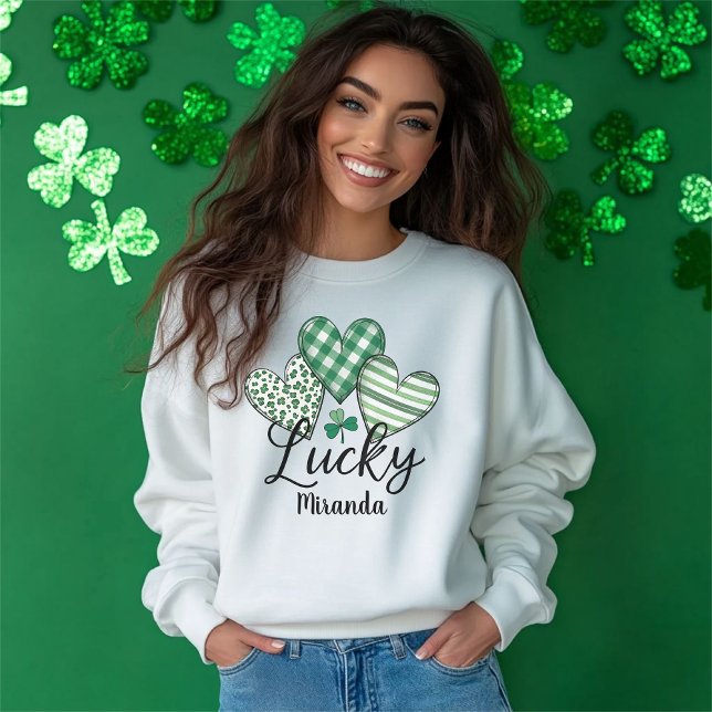 Moletom Corações Sortudos: Ruas Personalizadas. Dia das Mu (Lucky Hearts: Custom St. Patrick's Day Women’s Sweatshirt)
