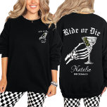 Moletom Correr Ou Morrer Até Morrer Festejamos Bachelorrei<br><div class="desc">Celebre o seu lado selvagem com a Camisa Ride ou Morrer até a Morte Do Nós Partirmos Bachelorette Crewneck Sweatshirt, a melhor escolha para uma cajinha de bachelorette gótica. Apresentando uma mão ousada de esqueleto segurando um vidro martini, esta camisola caseira personalizada de damas de honra mistura perfeitamente víboras assustadoras...</div>