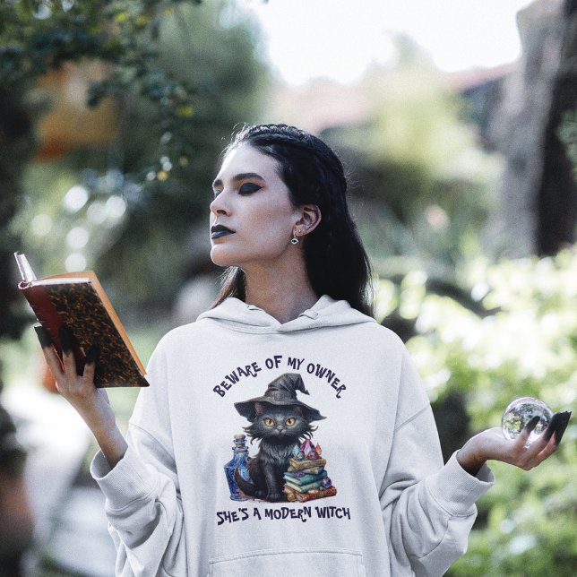 Moletom Cuidado com o meu proprietário|Ela é uma moderna W (Don't miss the chance to celebrate Halloween with a bang - grab this hilarious witch hoodie now!)