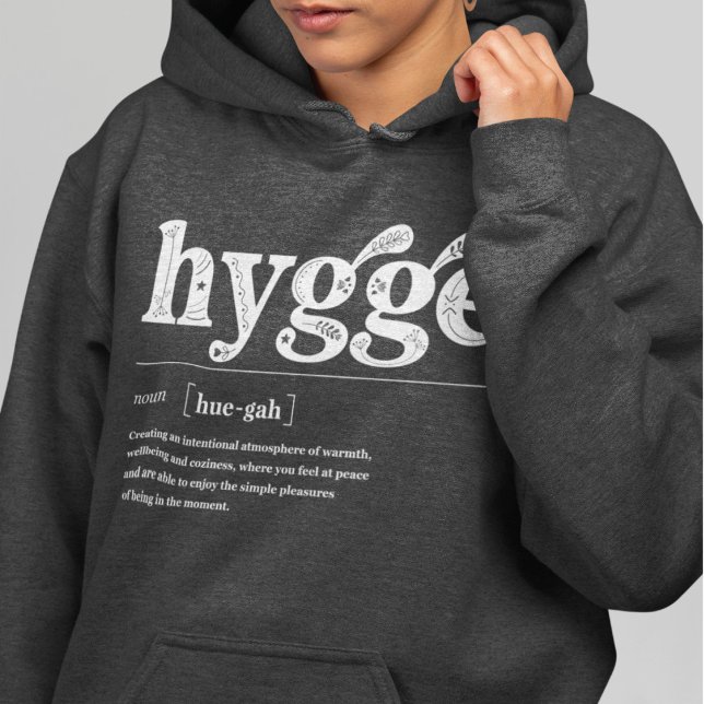 Moletom Definição de Hygge DCote Dinamarquês Cotação Nórdi (Hygge noun definition, Danish meaning quote, cozy dark gray hoodie, winter sweater weather season)