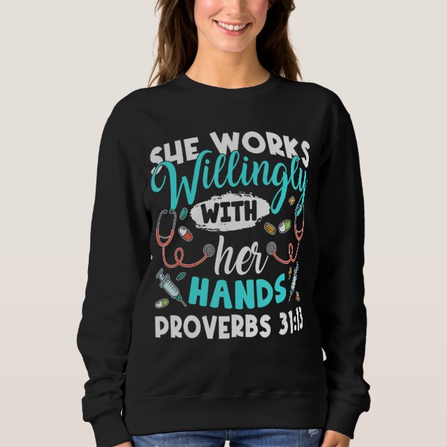 Moletom Ela Trabalha Com Disposição Com As Mãos Proverbs 3 (Frente)