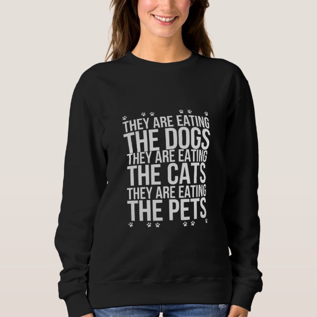 Moletom Eles Estão Comendo Os Cachorros Os Gatos Os Animai (Frente)