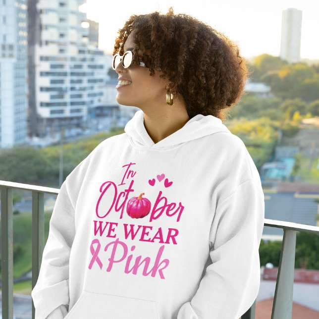 Moletom Em outubro Vestimos Rosa | Sensibilização do Cance (Raise breast cancer awareness by wearing this beautiful hoodie in October. Get yours today!)