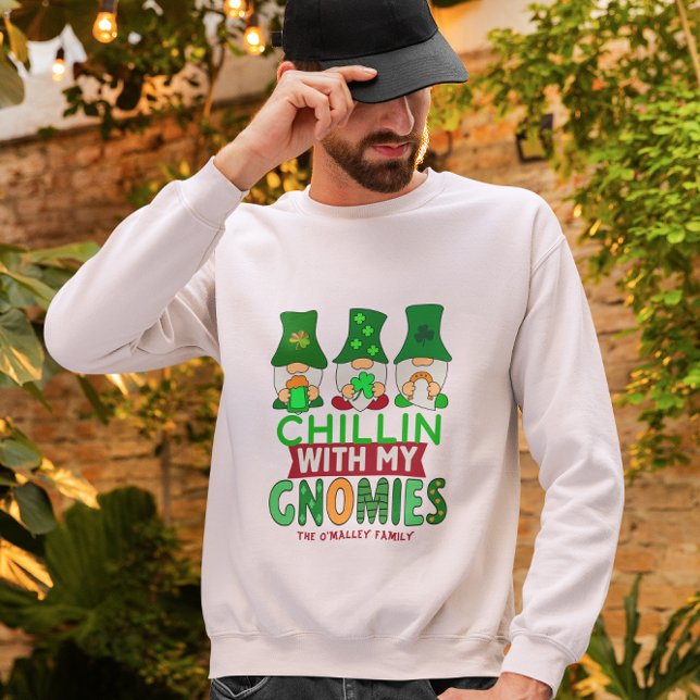 Moletom Engraçado Chillin com Dia de São Patrício de Gnomi (Funny Chillin with Gnomies St Patrick's Day Sweatshirt)