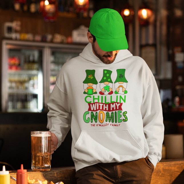 Moletom Engraçado Chillin com Dia de São Patrício de Gnomi (Funny Chillin with Gnomies St Patricks Day Hoodie)