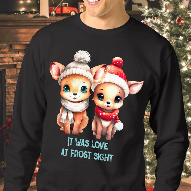 Moletom Era amor à vista da geada. (It was love at frost sight funny Christmas sweatshirt with cute deer in hats)