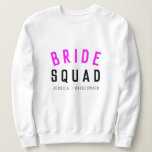 Moletom Esquadrão de Noivas | Balneira Rosa Quente<br><div class="desc">Uma bela, simples, na moda, "Bride Squad" cita mulheres de arte, camiseta com tipografia moderna e minimalista, em preto e branco, de cor rosa-de-neon, num estilo de moda legal. O slogan, o nome e o papel podem ser facilmente personalizados com os nomes do seu partido noivo, por exemplo, noiva, damas...</div>