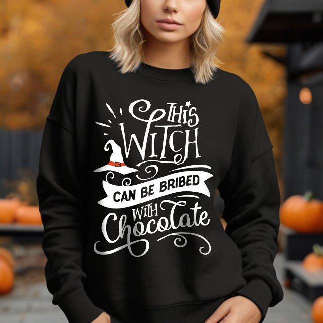 Moletom Esta Bruxa Pode Ser Dia de as Bruxas engraçado (Sweeten the deal with a little magic! This shirt's perfect for chocolate-loving witches like you!)