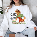 Moletom Estilo de Vintage da Cozinha Retro Cozinha Funny<br><div class="desc">Esta camiseta retro de citação da cozinha mostra um gráfico engraçado de uma dona de casa com uma mensagem humorística. Perfeito por adicionar um toque de estilo e humor vintage ao seu guarda-roupa. Ideal para dormir em casa ou para excursões casuais, esta camisola aconchegante é na moda e confortável. Um...</div>