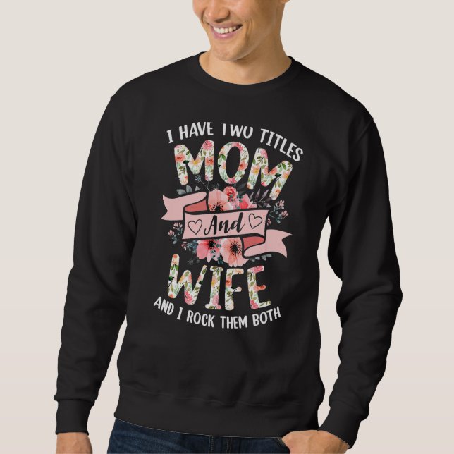 Moletom Eu Tenho Dois Títulos Mãe E Esposa. Eu Os Arogo Ta (Frente)