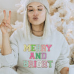 Moletom Feliz E Chenille - Letra De Natal<br><div class="desc">Compartilhe a alegria de férias com esta Feliz de Natal festiva e design de camisa Brilhante. Perfeito para dar como presente de Natal ou para se tratar de alguma felicidade de Natal! Este design apresenta letras coloridas de correção de tendências diferentes que dizem Feliz e Brilho.</div>
