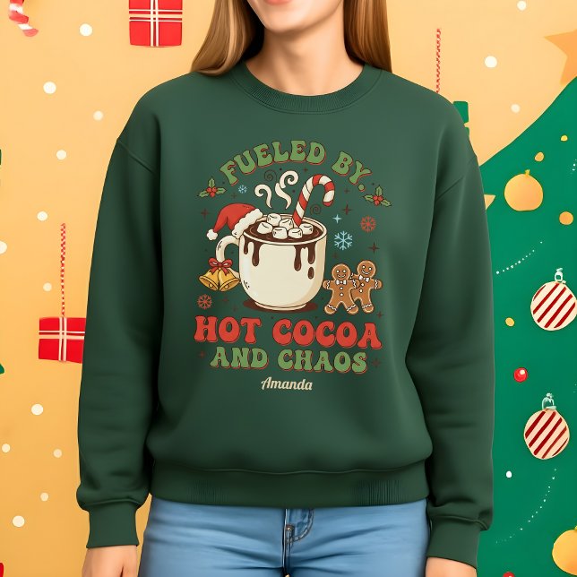 Moletom Fueled by Hot Cocoa and Chaos Funny Christmas Gift (Criador carregado)