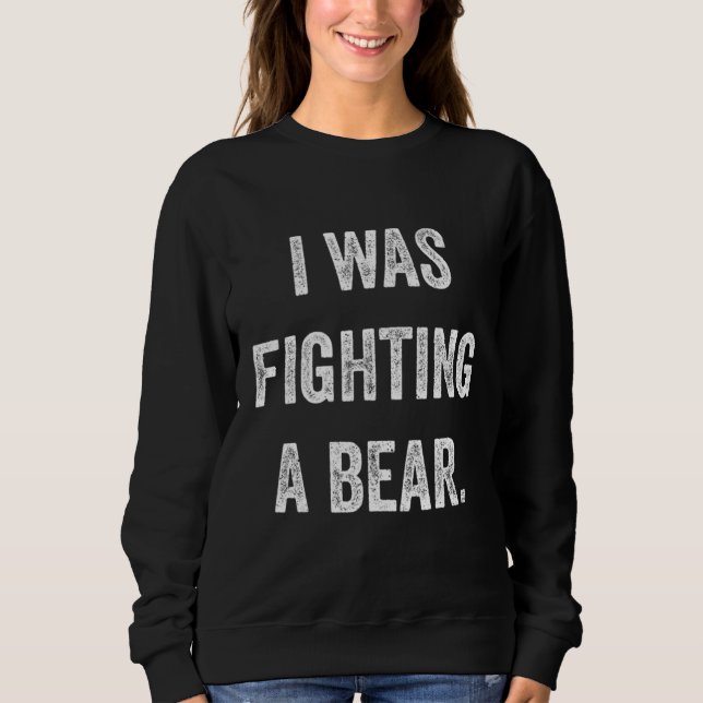 Moletom Funny Injury Get Well Gift - I was fighting a bear (Frente)