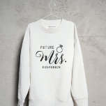 Moletom Futuro Sra. Bride, Noivado Fiancé - Personalizada<br><div class="desc">Futura Sra. Bride, Noivado Fiancé Dando um suéter personalizado. Esta camisa faz um belo presente para a noiva brilhante a ser! Esta camisola acolhedora e na moda apresenta as palavras "A futura Sra." na frente, permitindo-lhe mostrar orgulhosamente o seu novo apelido. O que torna esta camisola verdadeiramente especial é a...</div>