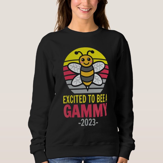 Moletom Gammy 2023   Bee   Grandma   Excited To Be A Gammy (Frente)