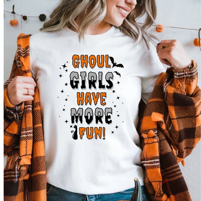 Moletom Garotas Ghoul se divertem mais no Dia das Bruxas M (Women in a Ghoul Girls Have More Fun Halloween sweater and an orange plaid top. )