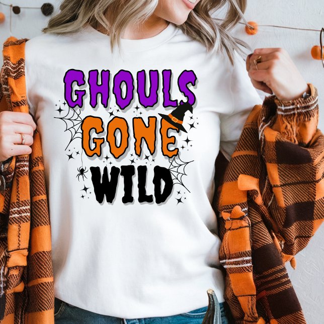 Moletom Ghouls Ficou Selvagem no Halloween Moderno (Women in a white sweater with Girls Gone Wild topography an orange plaid top for Halloween.)